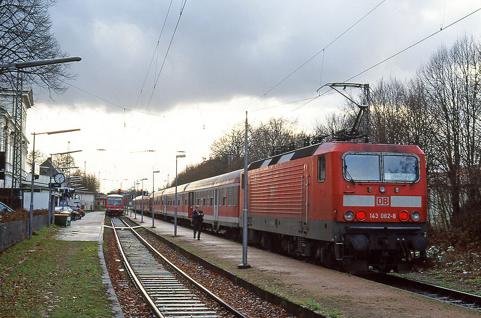 Eine Lok der Baureihe 143 im Bahnhof Lüneburg West oder auch Westseite