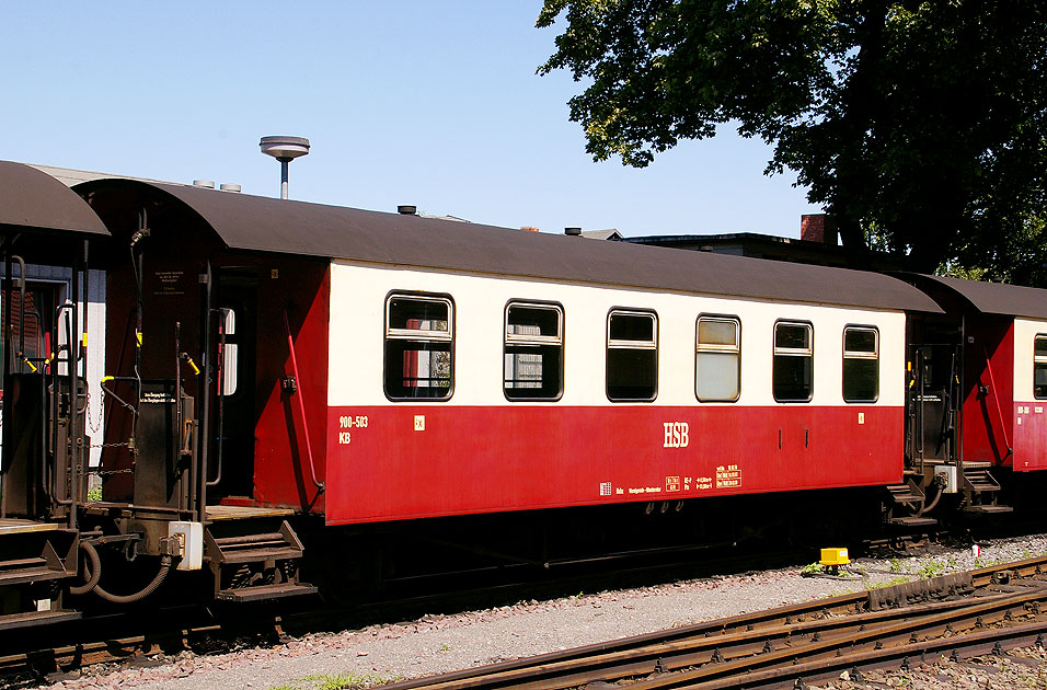 Ein HSB Personenwagen im Bahnhof Wenigerode