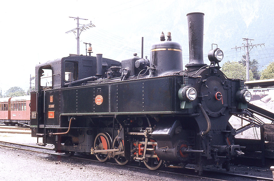 Die Lok 3 der Zillertalbahn im Bahnhof Jenbach