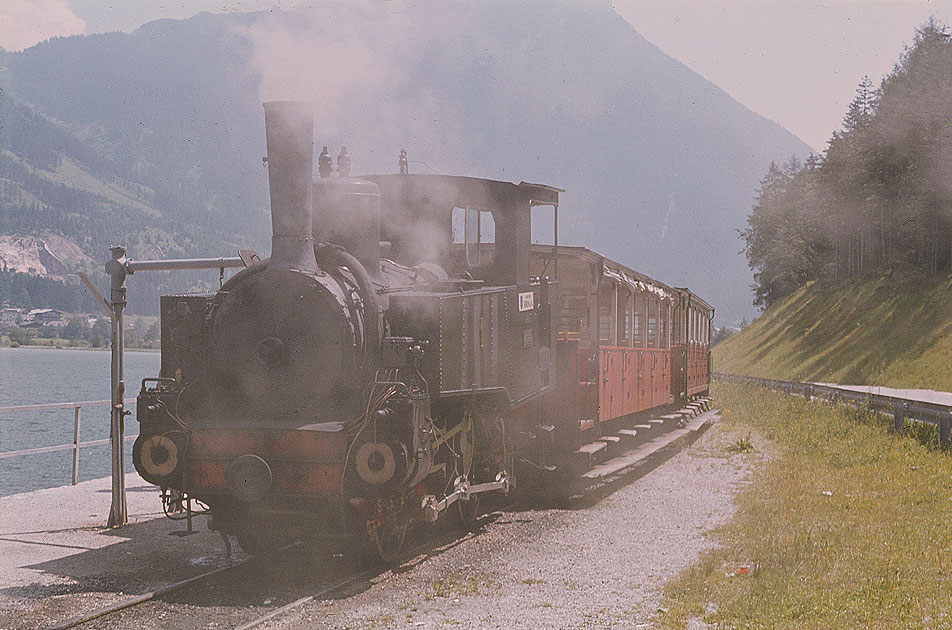 Die Lok 1 der Achenseebahn im Bahnhof Achensee Seespitz