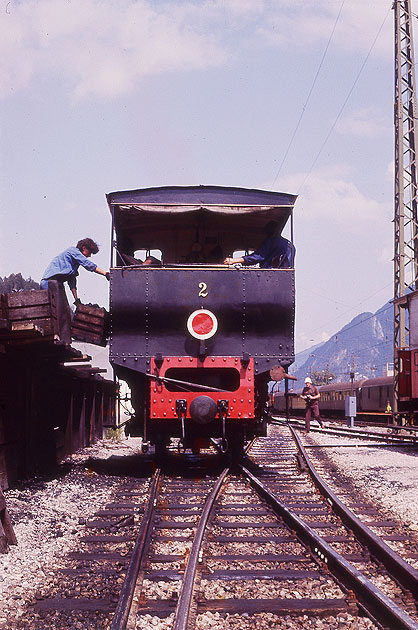 Die Lok 2 der Achenseebahn wird im Bahnhof Jenbach bekohlt