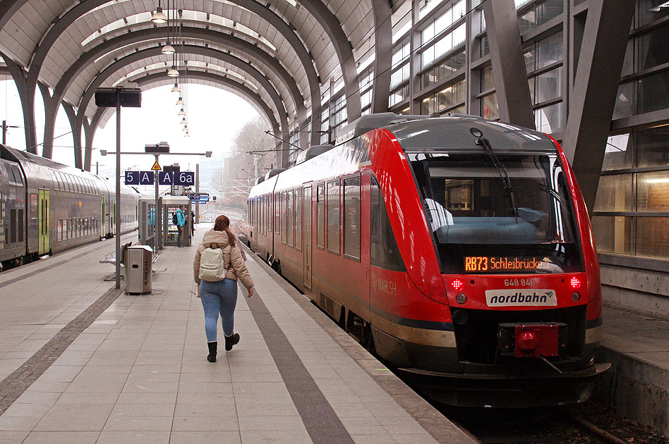 Ein Nordbahn Lint in Kiel Hbf zur Schleibrücke