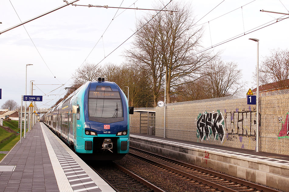 Im Bahnhof Lübeck-Moisling hält ein 445 auf der Fahrt von Hamburg Hbf nach Lübeck-Moisling