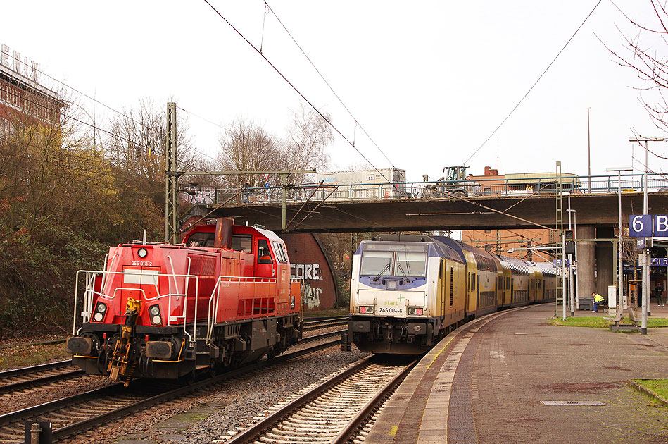 Eine Gravita-Lok der Baureihe 265 und eine Traxx-Lok der Baureihe 246 im Bahnhof Hamburg-Harburg