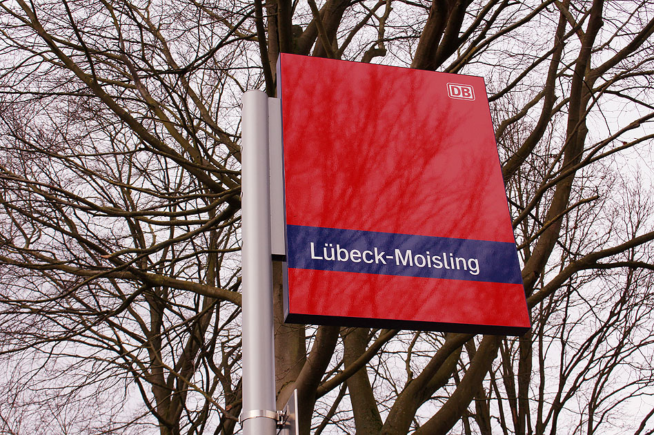Ein Bahnhofsschild vom Haltepunkt Lübeck-Moisling