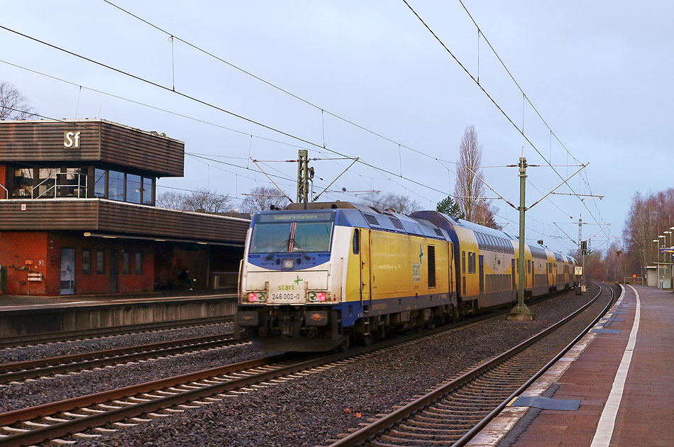 Eine Start-Lok der Baureihe 246 im Auftrag für den Metronom im Bahnhof Stelle