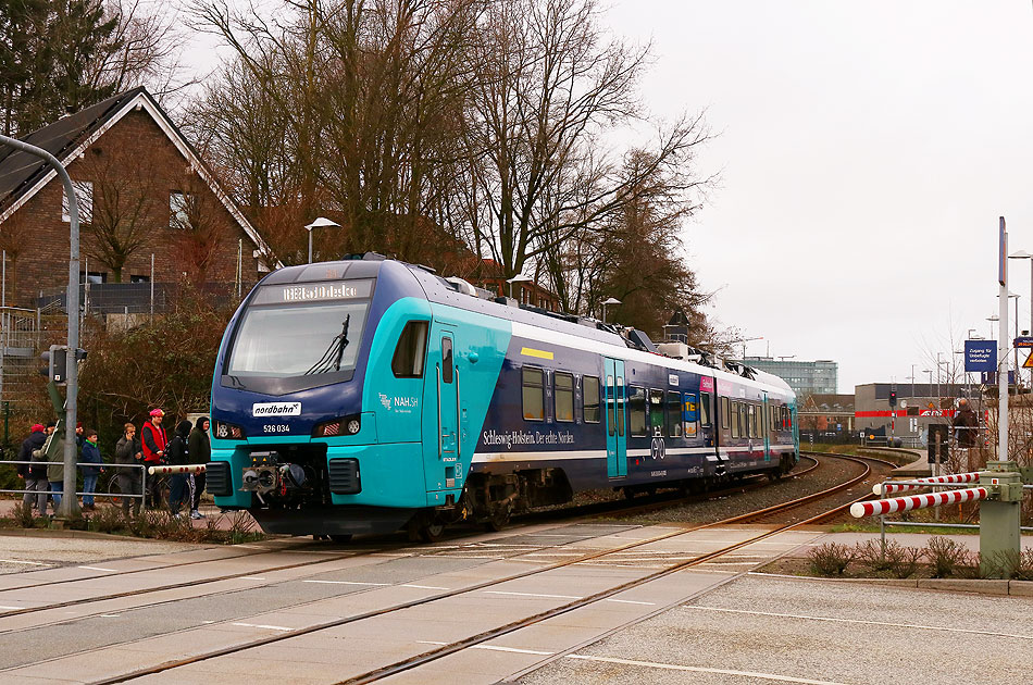 Ein Nordbahn Akkutriebwagen der Baureihe 526 in Bad Segeberg