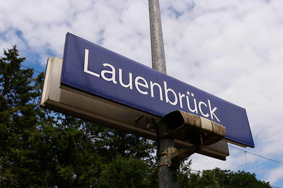 Bahnhofsschild Bahnhof Lauenbrück an der Hauptstrecke Hamburg - Hannover