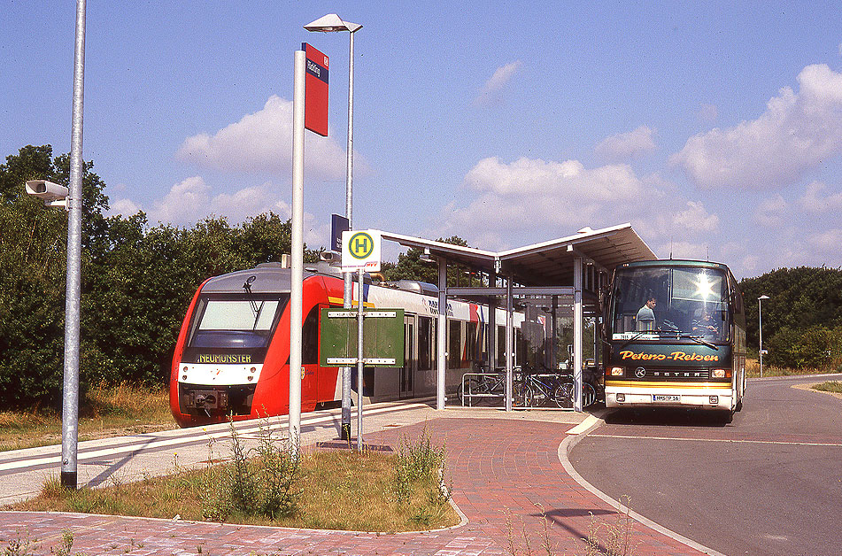 Der Bahnhof Rickling an der Bahnstrecke von Neumünster nach Bad Oldesloe über Bad Segeberg