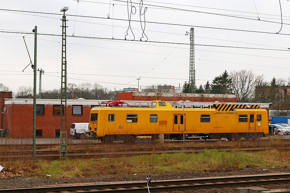 Der 708 330-6 steht hier am 19. März 2024 am Bahnhof Hamburg-Elbgaustraße