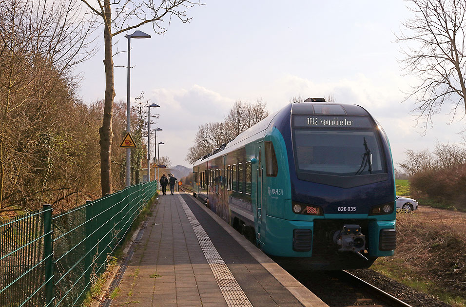 Ein Nordbahn Akkutriebwagen der Bareihe 526 / 826 im Bahnhof Altengörs