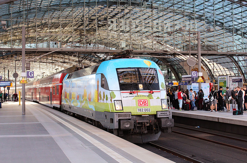 Die DB Baureihe 182 in Berlin Hbf mit einem RE nach Frankfurt Hbf