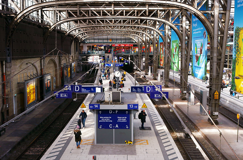 Der Bahnsteig Gleis 13 und 14 Hamburg Hbf