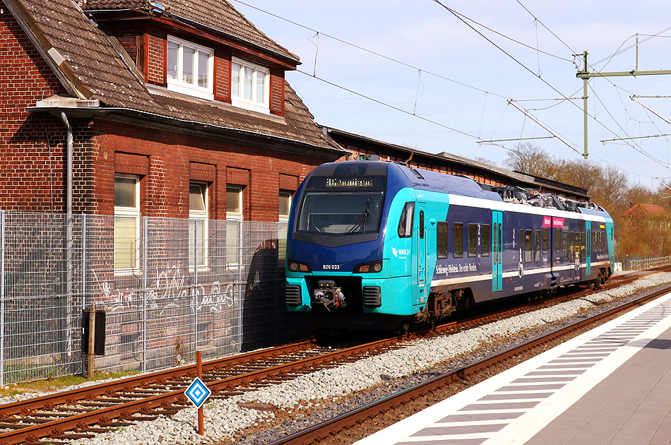 Ein Nordbahn Akkutriebwagen im Bahnhof Bad Oldesloe mit dem Signal El 6 Halt für Fahrzeuge mit gehobenen Stromabnehmern