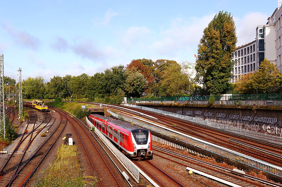 Eine Hamburger S-Bahn der Baureihe 490 in Hamburg Hbf