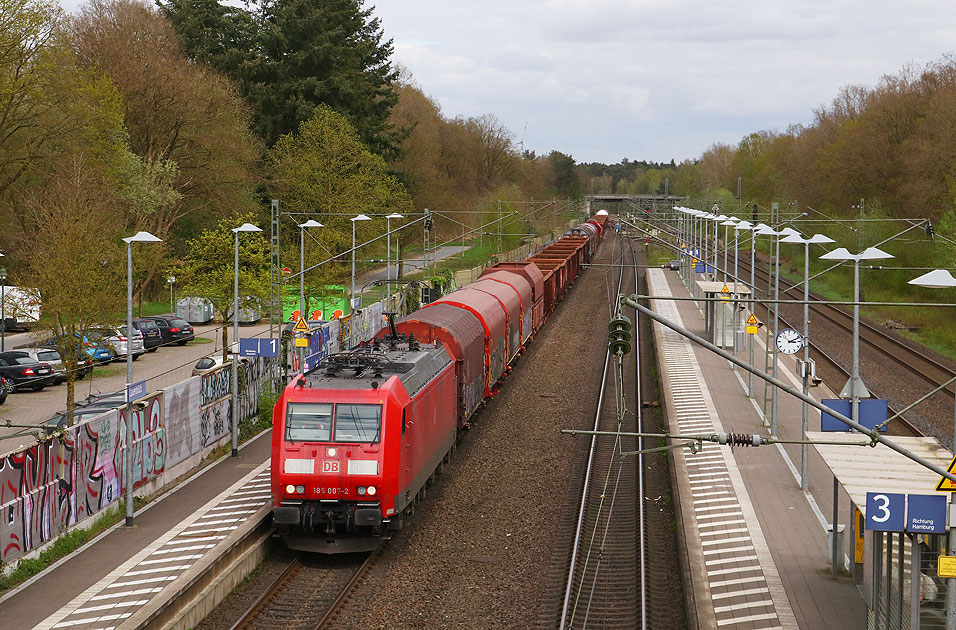 Die Traxx-Lok 185 007-2 mit einem Güterzug im Bahnhof Lauenbrück