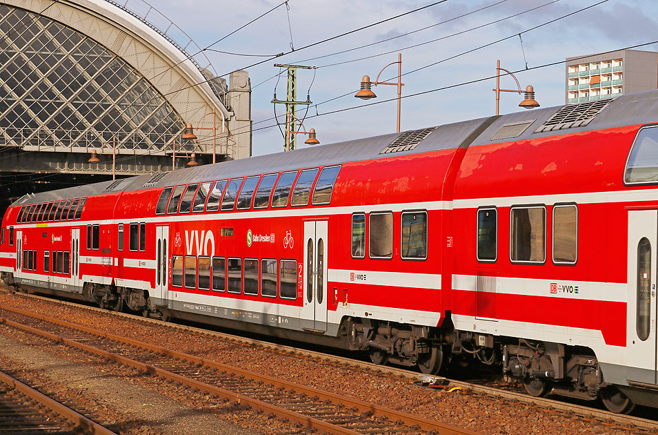 Ein Doppelstockwagen bei der S-Bahn Dresden - ein DBpza 780.4