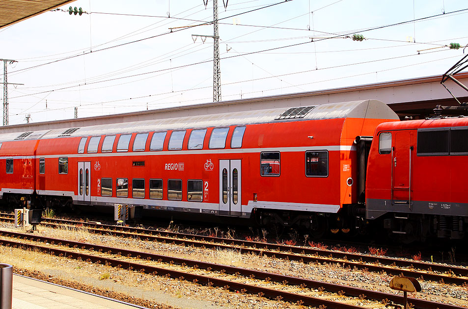 Ein Doppelstockwagen von DB Regio in Nürnberg Hbf