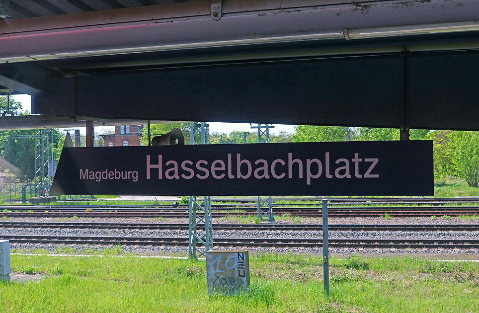 Ein Bahnhofsschild vom Bahnhof Magdeburg Hasselbachplatz