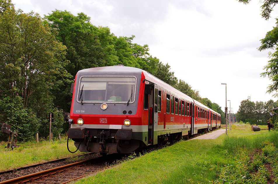 Bahnhof Handeloh an der Heidebahn mit einem Triebwagen der Baureihe 628