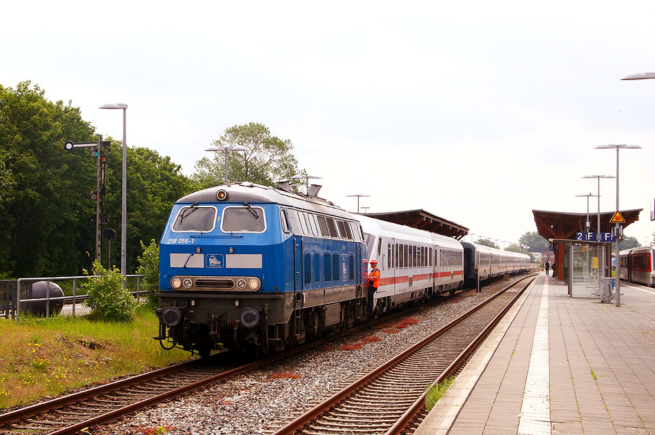 Eine Lok der Baureihe 218 mit einem IC im Bahnhof Niebüll