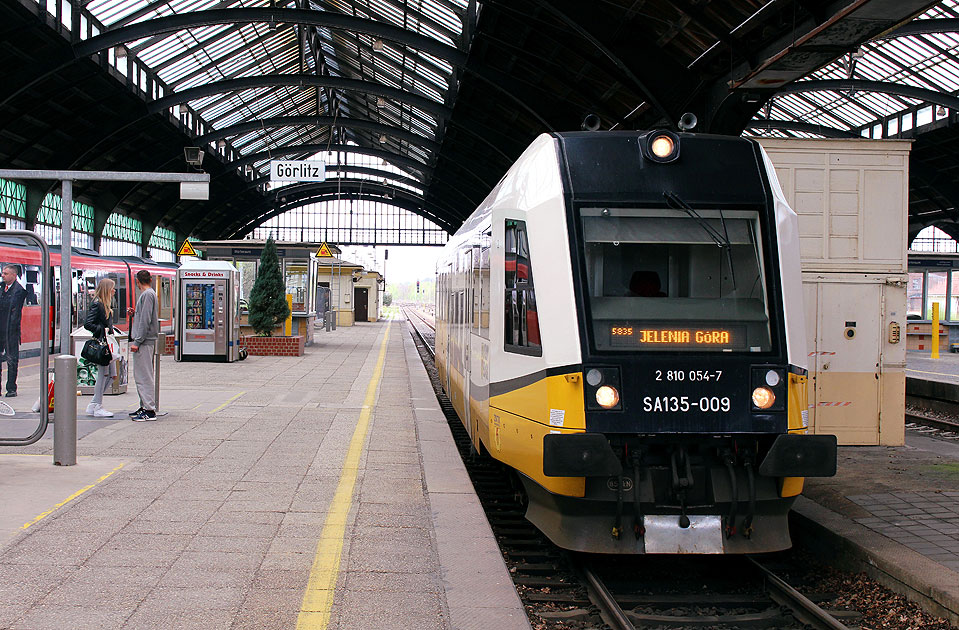 Der SA135-009 / 2 610 054-7 der Koleje Donoslaskie (Niederschlesische Eisenbahn) im Bahnhof Görlitz
