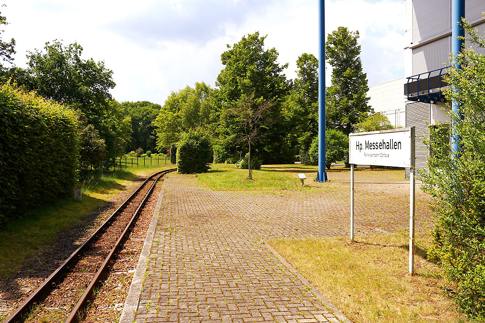 Der Haltepunkt Messehallen der Parkeisenbahn Cottbus