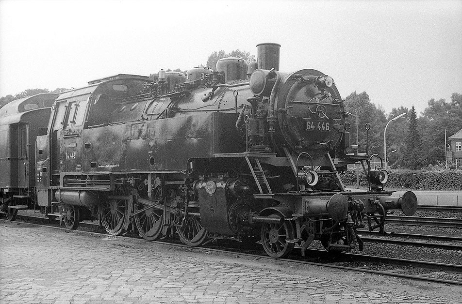 Die 64 446 im Bahnhof Glückstadt