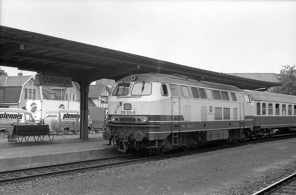 Die 216 024-0 im Bahnhof Cuxhaven