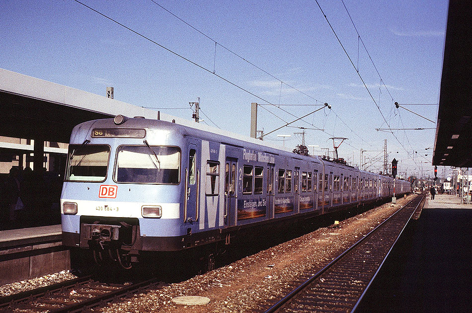 Die S-Bahn in München im Ostbahnhof zum Flughafen