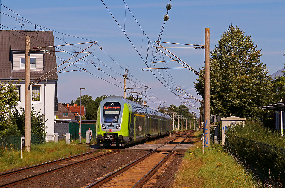 Ein Eilzug von Flensburg nach Hamburg im Bahnhof Nortorf an der Bahnstrecke von Neumünster nach Flensburg