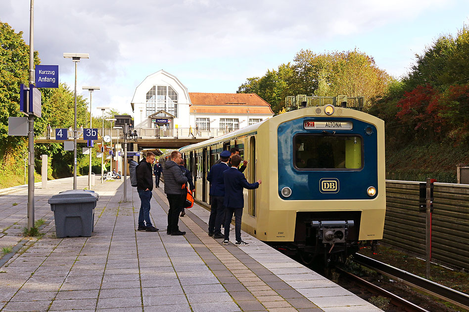 Der Museumszug 472 262 im Bahnhof Aumühle