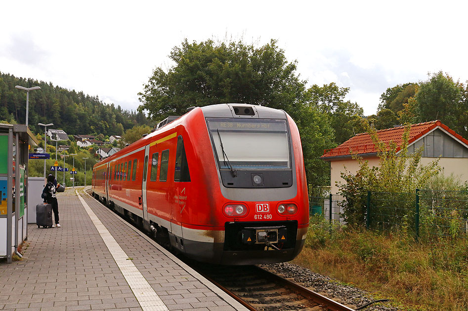 Der Bahnhof Trebgast mit einem Triebwagen der Baureihe 612