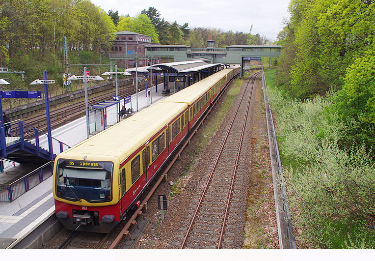 Die DB Baureihe 481 der Berliner S-Bahn im Bahnhof Berlin Messe Süd vormals Eichkamp