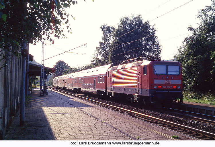 S-Bahn mit Baureihe 143 im Bahnhof Krippen an der Elbe