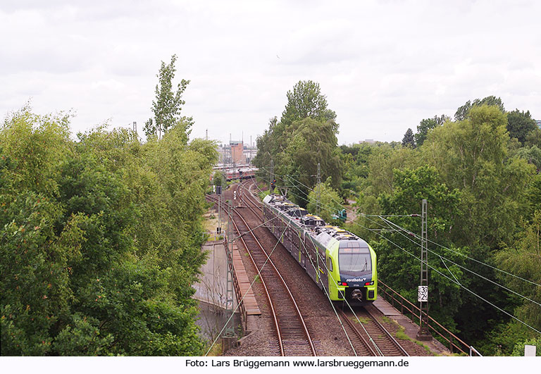 Ein Nordbahn Flirt Triebwagen in Hamburg