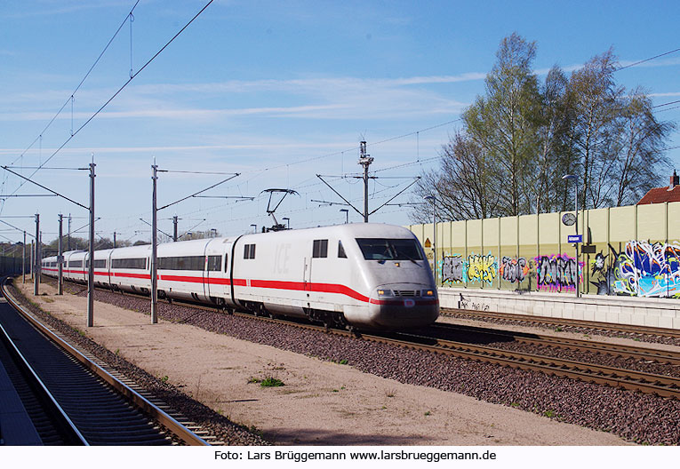 Ein ICE im Bahnhof Ashausen an der Strecke Hamburg - Lüneburg - Hannover