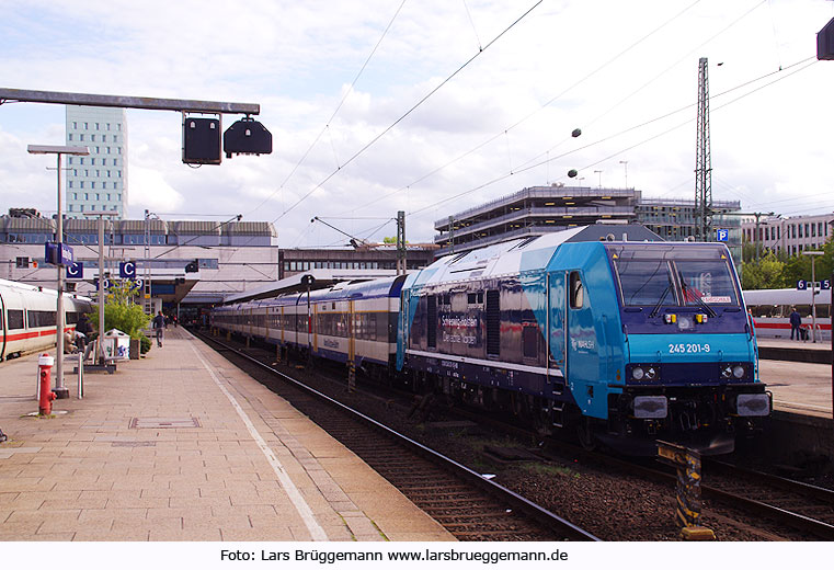 Traxx Diesellok der Baureihe 245 bei der NOB für die Marschbahn im Bahnhof Hamburg-Altona