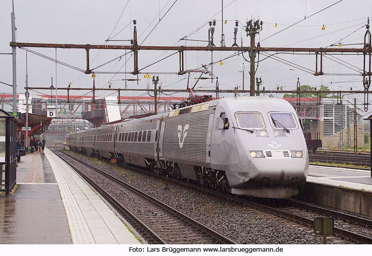 SJ Schnelltriebwagen X2000 in Schweden im Bahnhof Alvesta