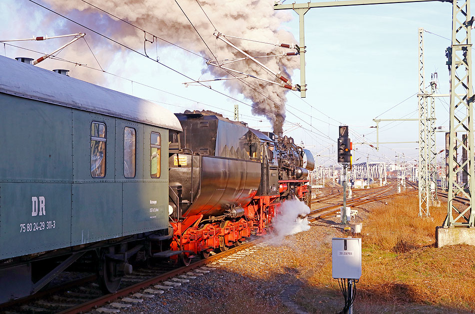 Die Kriegslok 52 8141-5 im Bahnhof Dresden-Neustadt