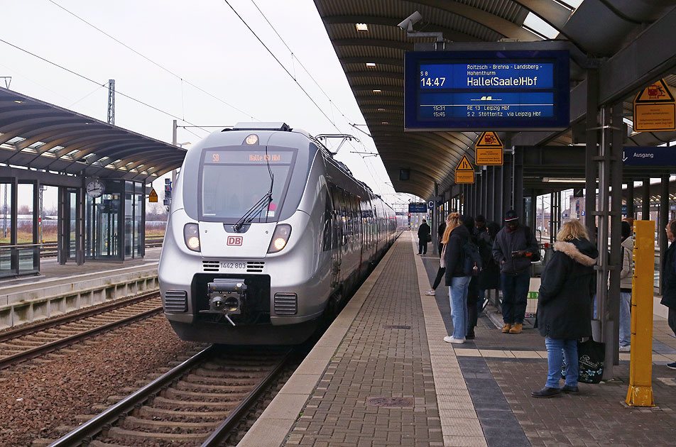 Eine S-Bahn der Baureihe 442 im Bahnhof Bitterfeld