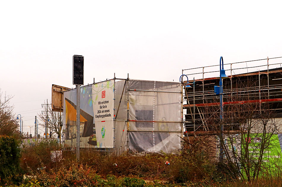 Die Denkmallok vor dem Bahnhof Bitterfeld