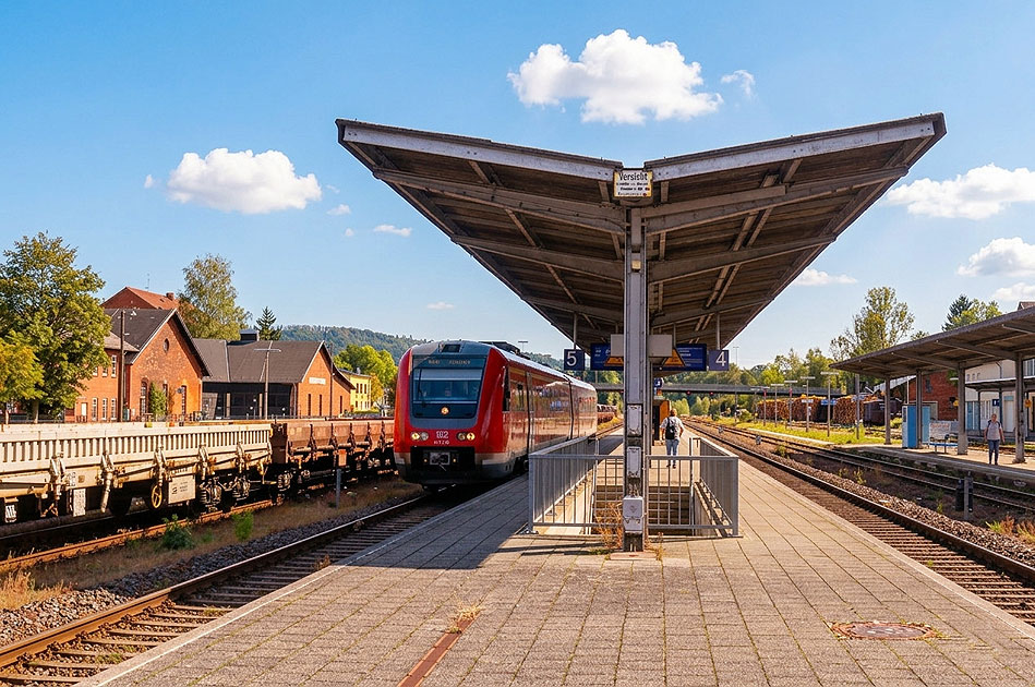Ein Triebwagen der Baureihe 612 im Bahnhof Neuenmarkt-Wirsberg