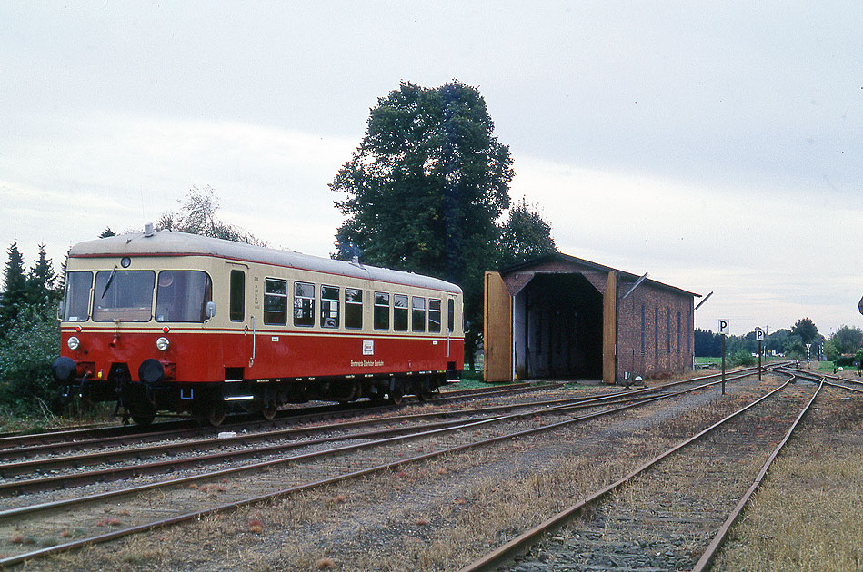 Der EVB ex BOE T 164 im Bahnhof Gnarrenburg vor dem Lokschuppen