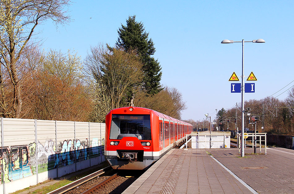 Eine S-Bahn der Baureihe 474 im Bahnhof Hamburg-Nettelnburg