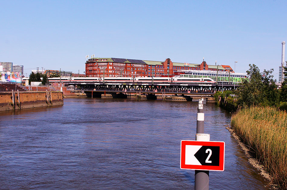 Ein ICE 4 auf der Oberhafenbrücke in Hamburg