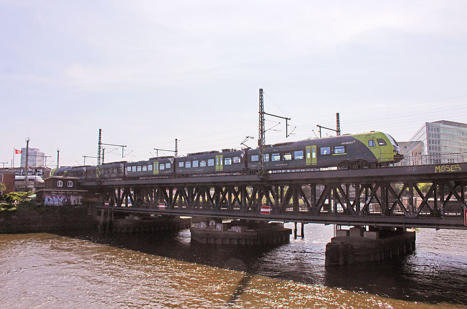 Ein Nordbahn-Triebwagen auf der Oberhafenbrücke in Hamburg