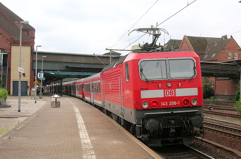 Eine Lok der Baureihe 143 im Bahnhof Hamburg-Harburg