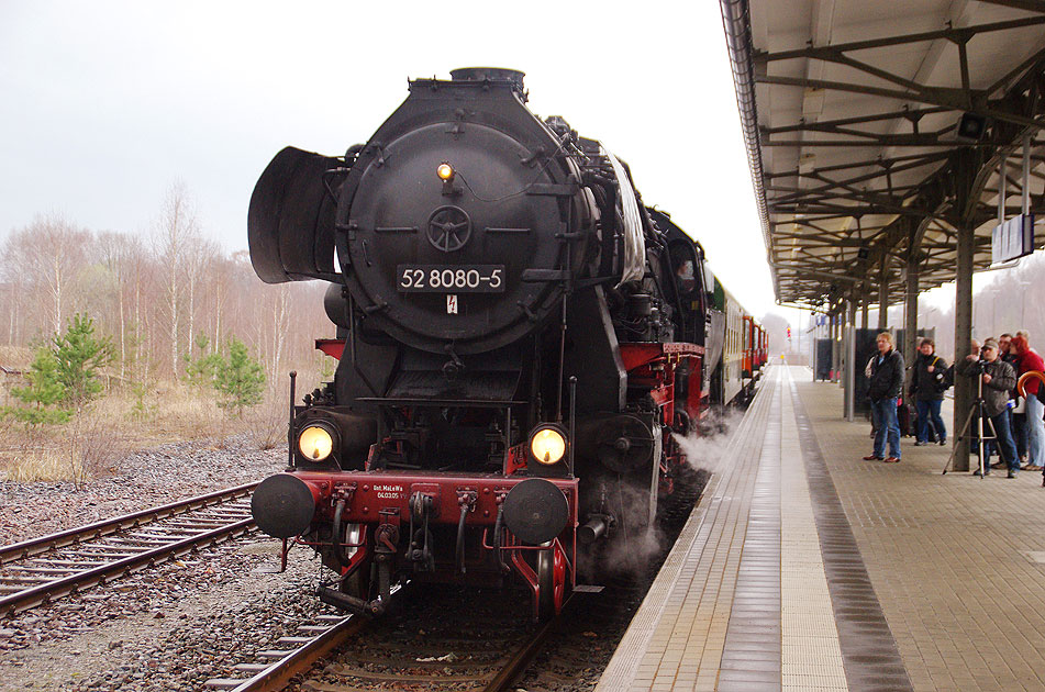 Eine Dampflok der Baureihe 52 im Bahnhof Arnsdorf