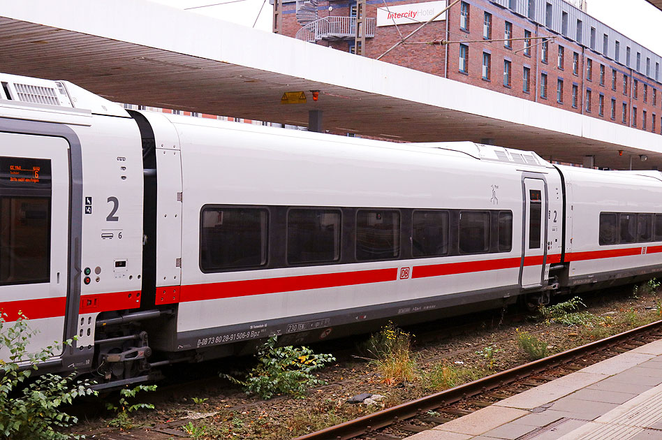 Der DB Talgo - ICE L im Bahnhof Hamburg-Altona